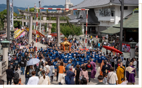 御開帳大祭で神輿を囲む境内の人々